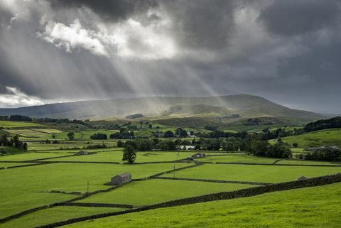 regenachtig en zonnig weer - platteland