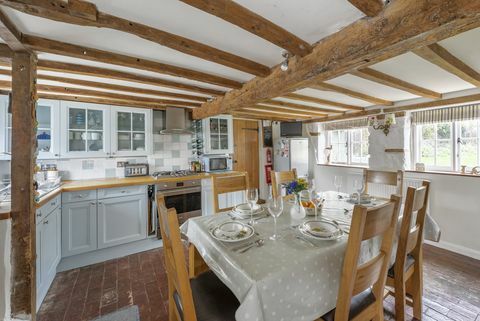 Cottage te koop in Wiltshire - landelijke keuken met houten balken