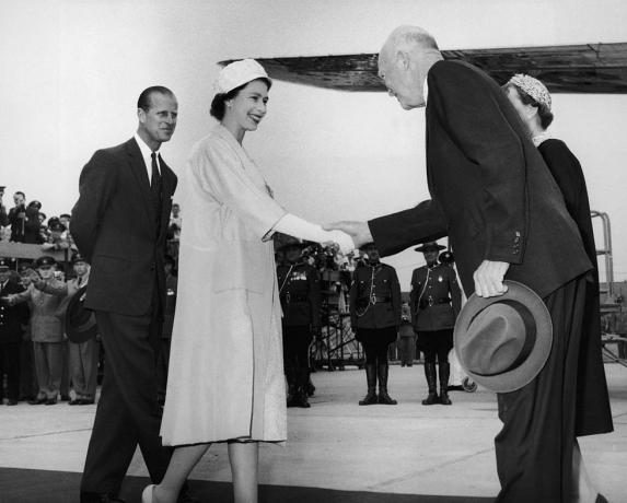 koningin elizabeth begroet ons president dwight d eisenhower 1890 1969 voordat ze deelnemen aan de openingsceremonie van de st lawrence zeeweg bij lambert lock, montreal, 26 juni 1959 aan de linkerkant is prins philip, hertog van edinburgh foto door fox photoshulton archivegetty afbeeldingen