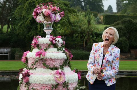 Mary Berry lacht terwijl ze de opening van de RHS Flower Show in Wisley Gardens op 2 september 2014 bijwoont