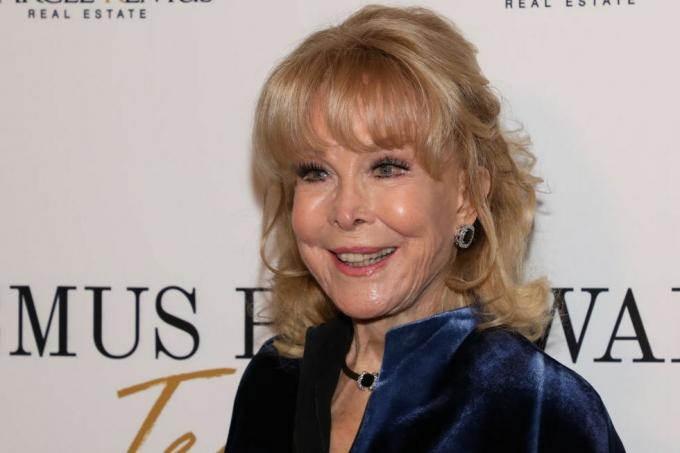 Beverly Hills, Californië 8 maart Barbara Eden woont het Remus Pre Award Tea Time-evenement bij in het Beverly Hills Hotel op 8 maart 2023 in Beverly Hills, Californië Foto door Paul Archuletagetty Images