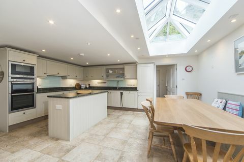 Witte grote keuken met kookeiland - huis te koop in Cornwall