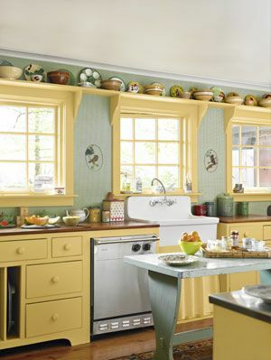 keuken met groene muren en gele kasten
