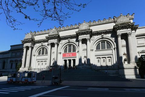 een blik op het Metropolitan Museum of Art The Met is te zien op 4 mei 2020 in New York City historisch gezien, de eerste maandag in mei markeerde een iconische nacht voor mode en het Metropolitan Museum of art the met gala, dat vandaag zou zijn om het 150-jarig jubileum van de musea te vieren, maar werd geannuleerd vanwege de coronavirusfoto door angela weiss afp foto door angela weissafp via getty afbeeldingen