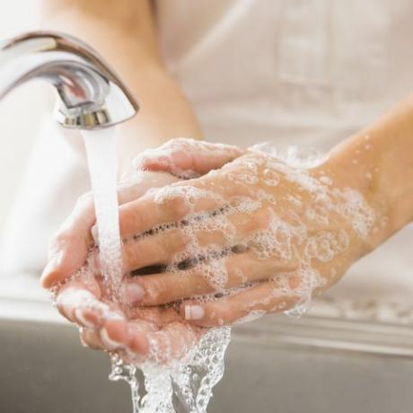 Blanke vrouw haar handen wassen