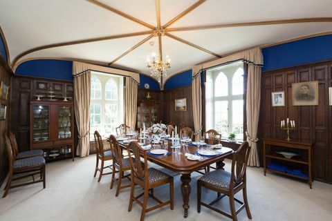 traditionele eetkamer met houten lambrisering