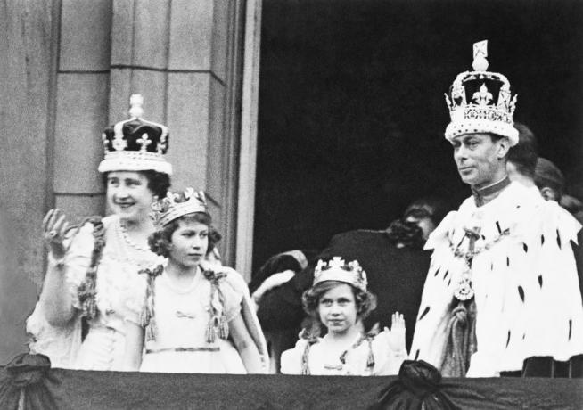 koning george vi en familie in koninklijk ornaat