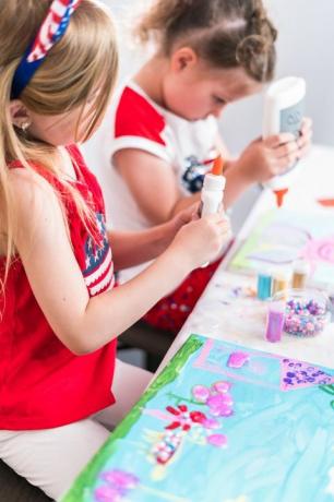 twee kleine meisjes bezig met 4 juli ambachten