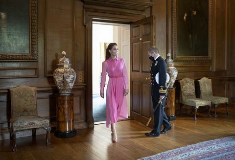 Edinburgh, Schotland 27 mei Catherine, Hertogin van Cambridge arriveert voor een ontmoeting met Mila Sneddon, vijf jaar oud, en haar familie, in het paleis van Holyroodhouse op 27 mei 2021 in Edinburgh, Schotland, kankerpatiënt Mila komt voor in een afbeelding van het Hold Still Photography-project dat liet haar zien terwijl ze haar vader Scott kuste door een raam terwijl ze zich afschermde tijdens haar chemotherapiebehandeling foto door Jane Barlow wpa poolgetty-afbeeldingen