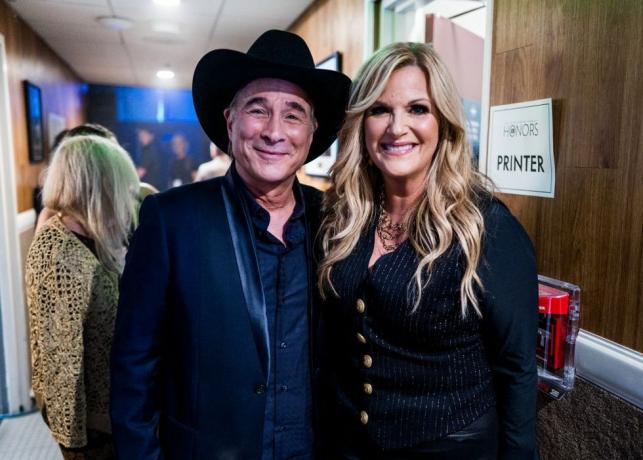 Nashville, Tennessee 23 augustus l r clint black en trisha yearwood wonen de 16e jaarlijkse academie van country bij muziekonderscheidingen in Ryman Auditorium op 23 augustus 2023 in Nashville, Tennessee foto door John Shearergetty afbeeldingen voor acm