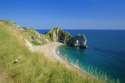 Uitzicht vanaf kustpad van Durdle Door, boog van Purbeck kalksteen, in de buurt van West Lulworth, Dorset, Engeland, Verenigd Koninkrijk