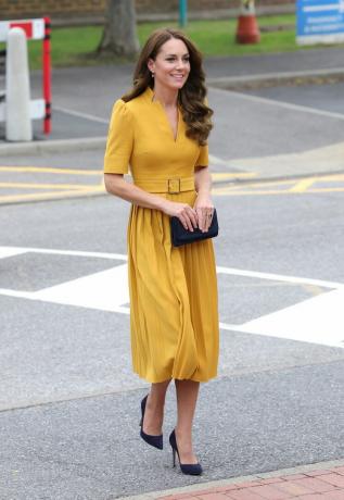 guildford, engeland 05 oktober catherine, prinses van wales bezoekt de kraamafdeling van het royal surrey county hospital op 5 oktober 2022 in guildford, engeland foto door chris jacksongetty images