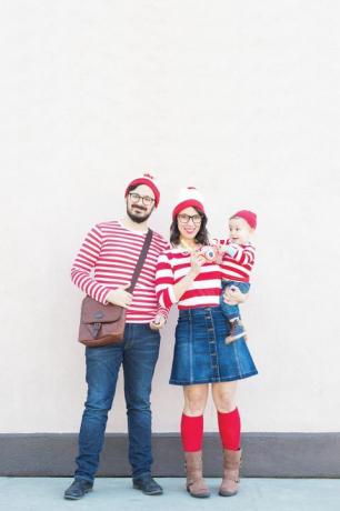 mama, papa en baby verkleed als waar is het Waldo-personage met wit en rood gestreepte shirts en gebreide mutsen