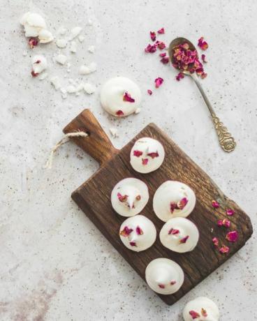 Rose verbogen meringue koekjes op een tafel