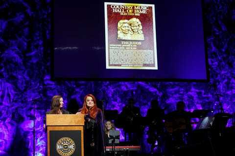 Ashley Judd en inductee Wynonna Judd spreken op het podium voor de medaillonceremonie van 2021 in de Country Music Hall of Fame and Museum op 01 mei 2022 in Nashville, Tennessee