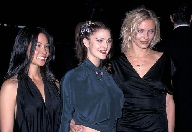 actrice lucy liu, actrice draw barrymore en actrice cameron diaz wonen de charlies angels hollywood première bij in oktober 22, 2000 bij manns chinese theatre in hollywood, california foto door ron galella, ltdron galella collection via getty images