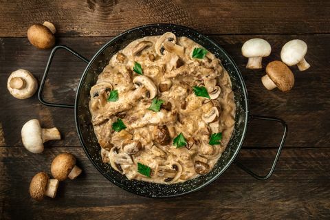 Paddestoelrundvlees stroganoff in pan met exemplaarruimte