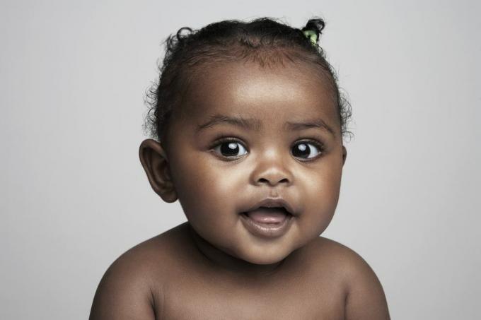babymeisje dat 6 tot 9 maanden lacht, portret