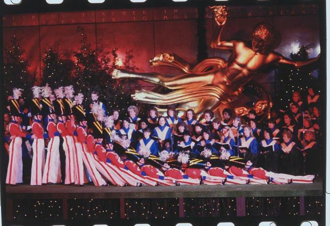 origineel onderschrift new york, new york de rockettes voeren de parade van de houten soldaten uit in de radio city music hall