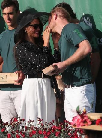 Meghan Markle draagt ​​bermuda naar prins Harry's polowedstrijd