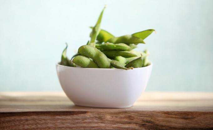 Edamame in een wit gerecht