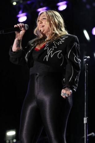 nashville, tennessee 12 juni elle king treedt op tijdens dag 4 van cma fest 2022 in nissan stadium op 12 juni 2022 in nashville, tennessee foto door terry wyattwireimage