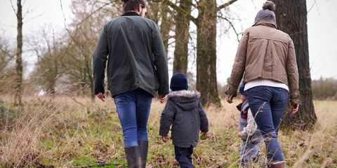 Familie op de Wintergang samen in Platteland