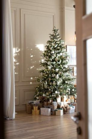 kerstboom en cadeautjes in de zon schijnen