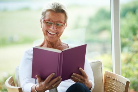 Vrouw leesboek en lachen