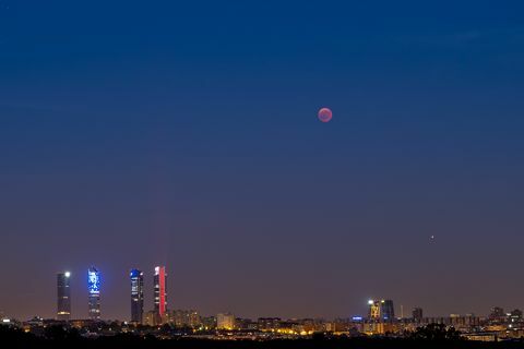 Een bloedmaan boven de skyline van Madrid tijdens een totale maan ...