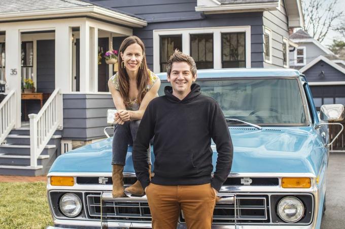 zoals te zien op hgtv's goedkope oude huizen, poseert gastheer elizabeth voor een portret in een historische bungalow in rochester, ny