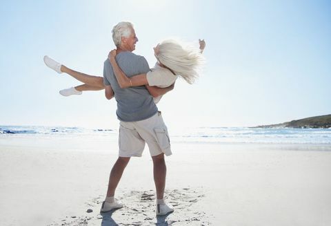 Gelukkig bejaarde echtpaar op het strand