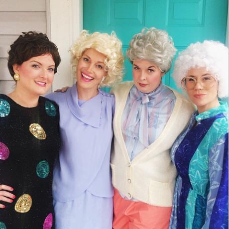 vier vrouwen voor de voordeur verkleed als oudere vrouwen met pruiken van "the golden girls"