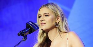 nashville, tennessee 10 juni zanger kelsea ballerini treedt op tijdens cma fest 2022 op cma close-up podium in muziekcentrum op 10 juni 2022 in nashville, tennessee foto door terry wyattgetty afbeeldingen