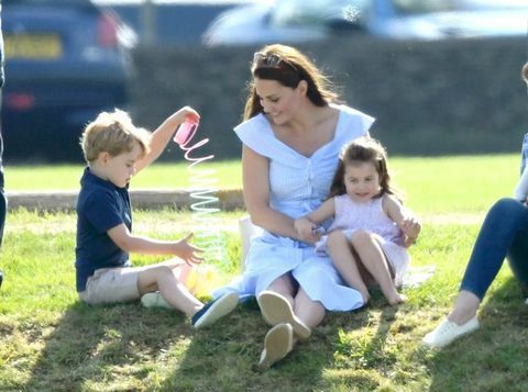 Prince George en Princess Charlotte Speel met Kate Middleton