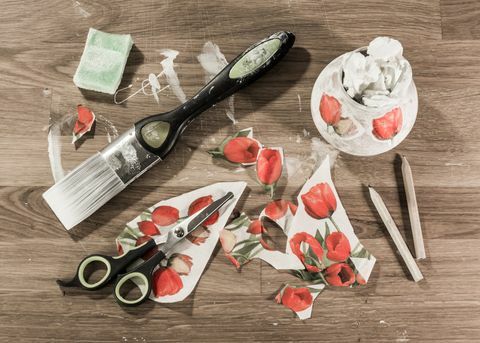 decoupage tools op houten tafel, inclusief kwast, schaar, potloden, spons en uitgesneden papier