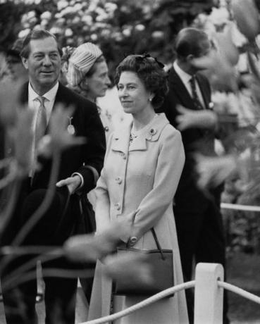 Koningin Elizabeth bezoekt de Chelsea Flower Show in 1973