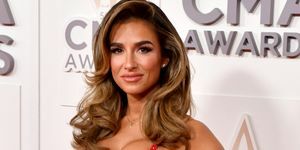 jessie james decker woont de 56e jaarlijkse cma awards bij in bridgestone arena op 9 november 2022 in Nashville, Tennessee foto door jason daviswireimage