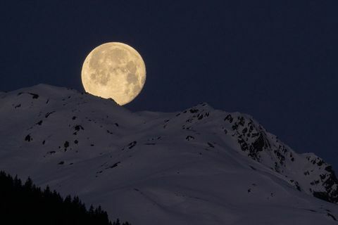 lage hoekmening van besneeuwde bergen tegen de lucht 's nachts, mayrhofen, oostenrijk