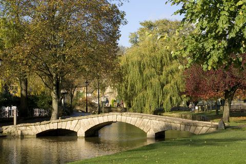 UK, Gloucestershire, Cotswolds, Bourton on the Water, River Windrush, herfst