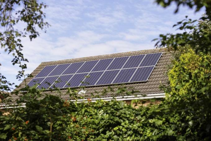 Engels huis in de voorsteden met zonnepanelen op het dak