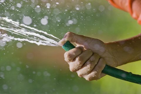 Slangpijp sproeiend water - van dichtbij