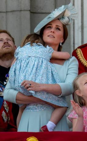 prinses charlotte trooping de kleur