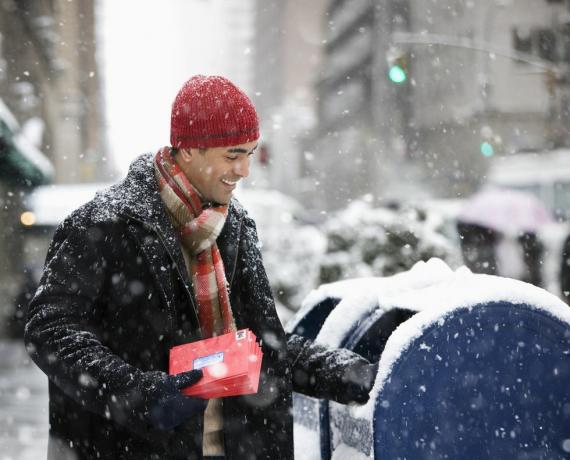 man kerstkaarten mailen in de stad