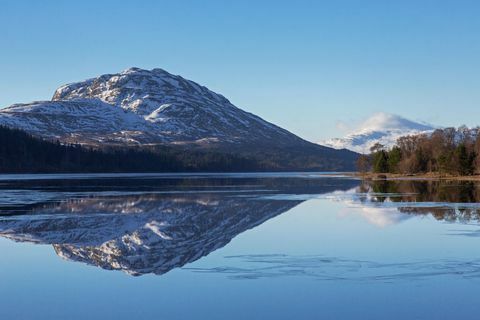 loch laggan en besneeuwde berg creag meagaidh in de buurt van dalwhinnie in de schotse hooglanden in de winter, lochaber, hoogland, schotland, uk foto door arterrauniversal images group via getty images