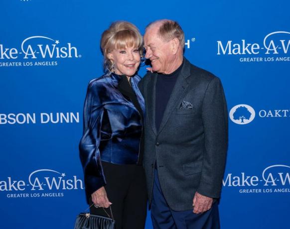 Hollywood, Californië 19 november l r barbara eden en jon eicholtz wonen make a wish groter las wish gala 2022 bij, gepresenteerd door gibson dunn in de belangrijkste studio's op 19 november 2022 in Hollywood, Californië foto door tiffany rosegetty afbeeldingen voor doe een wens grotere la