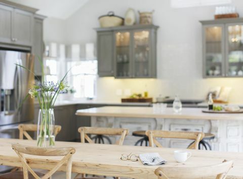 Houten eettafel in luxe keuken