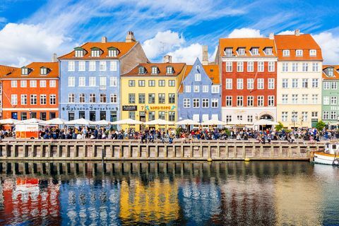 veelkleurige huizen langs het kanaal in de haven van nyhavn, kopenhagen, denemarken