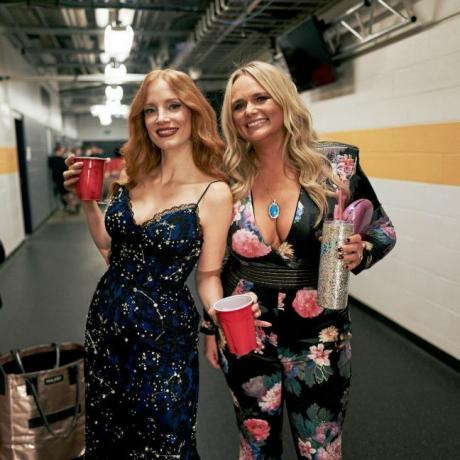 nashville, tennessee 09 november jessica chastain en miranda lambert poseren backstage tijdens de 56e jaarlijkse countrymuziek Association Awards in Bridgestone Arena op 09 november 2022 in Nashville, Tennessee foto door John Shearergetty afbeeldingen voor cma