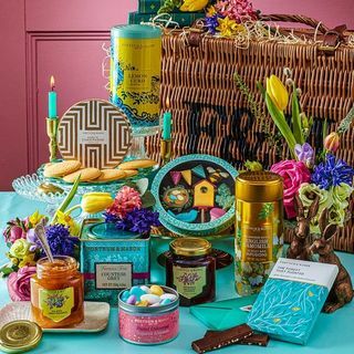 De Spring Celebration Basket